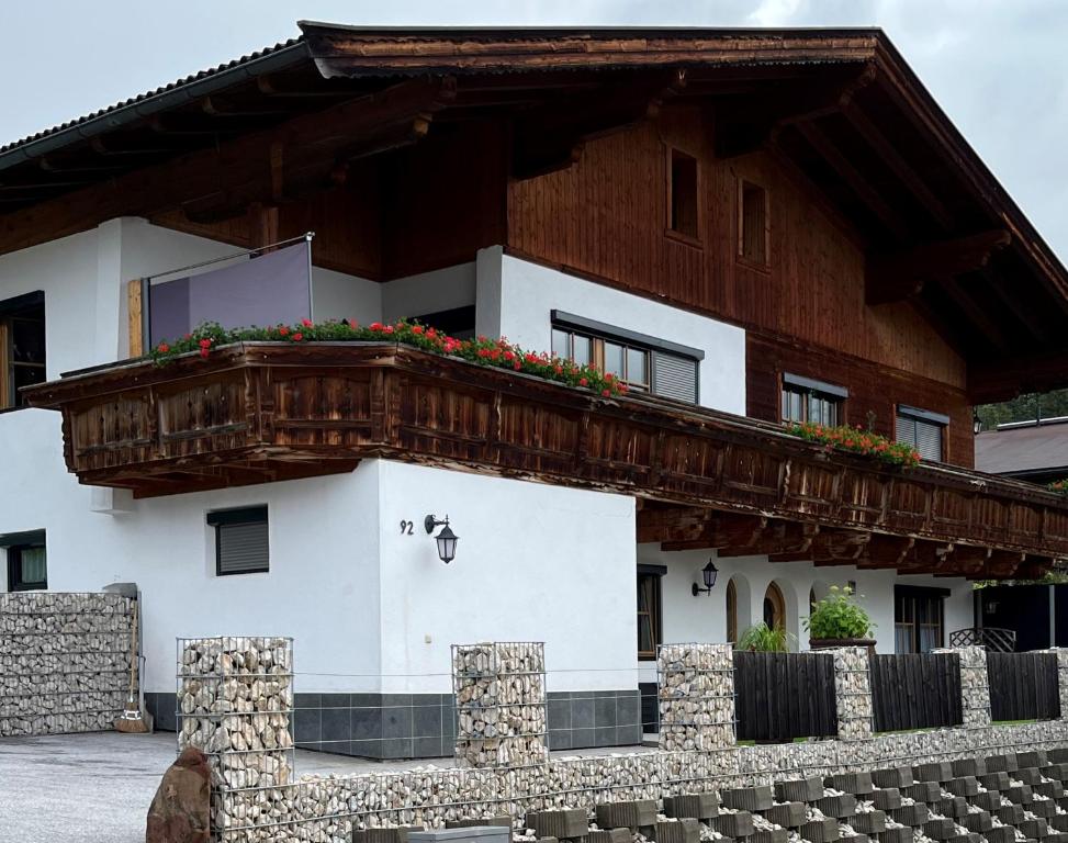 ein Haus mit Balkon darüber in der Unterkunft Ferienwohnung Schmiedhofer in Ellmau
