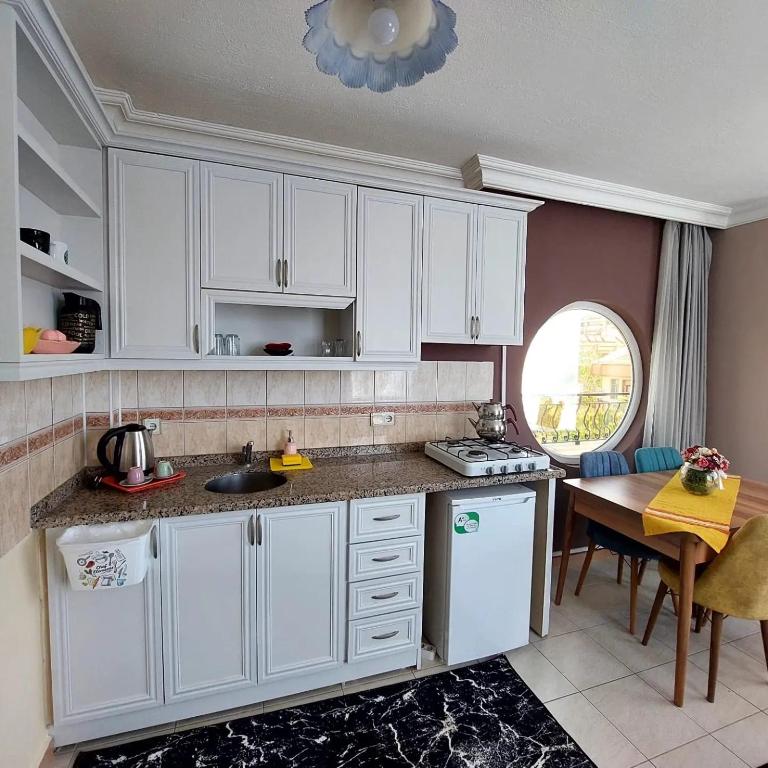 Kuchyň nebo kuchyňský kout v ubytování Summer rose hotel
