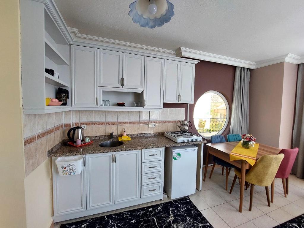Kuchyň nebo kuchyňský kout v ubytování Summer rose hotel