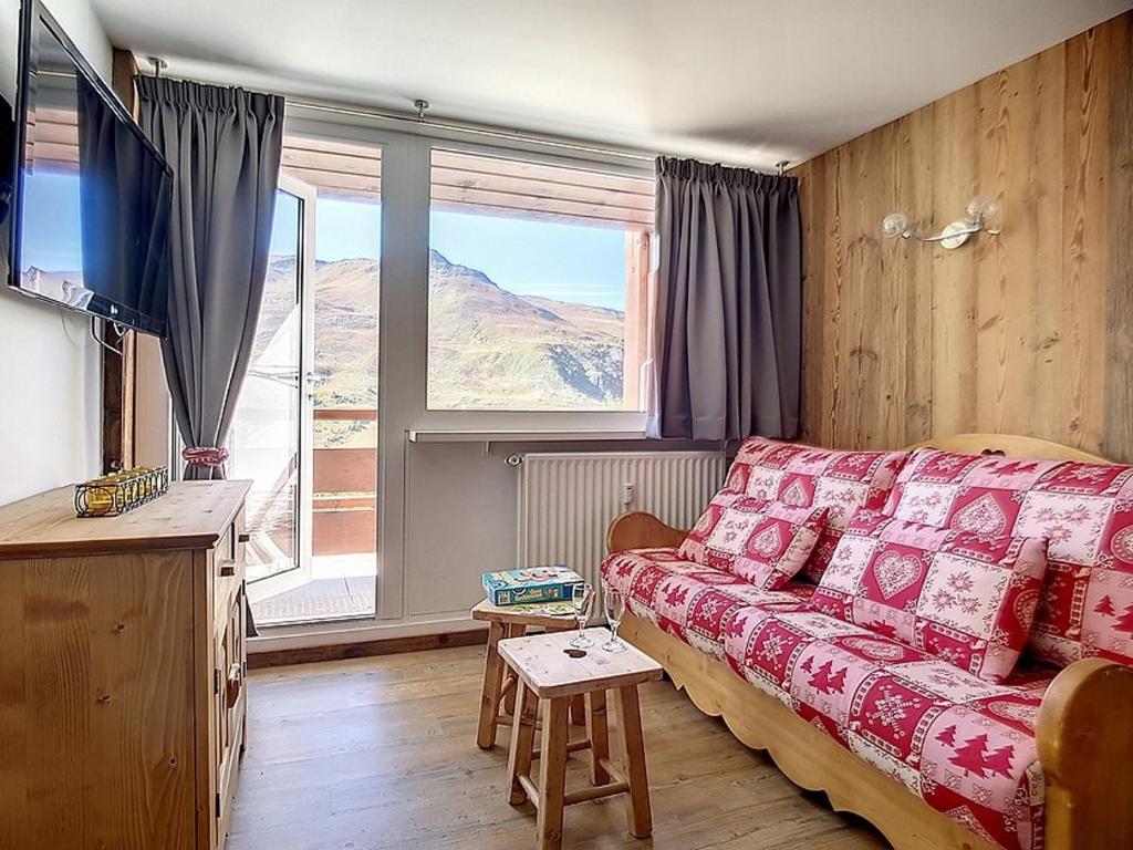 un salon avec un canapé et une grande fenêtre dans l'établissement Duplex 2 Pièces · Balcon Ouest · 5 Pers · Pied des Pistes · TV · Ascenseur · Parking Gratuit - FR-1-344-855, aux Menuires