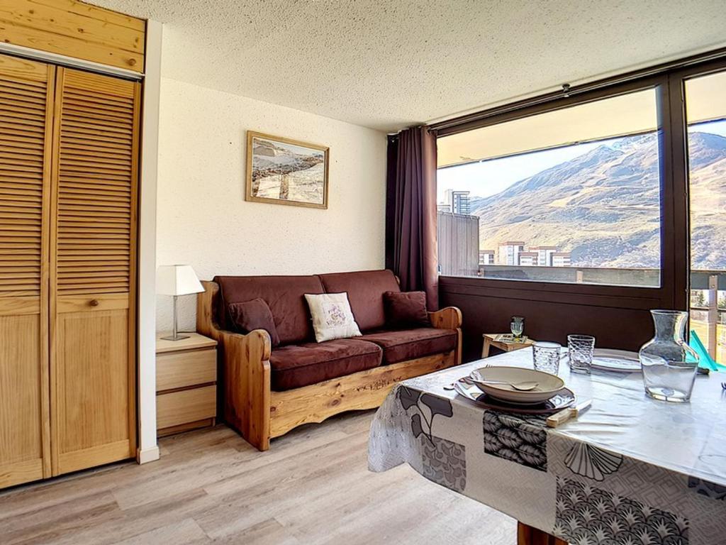 un salon avec un canapé et une table dans l'établissement Studio rénové · Ski-in/Ski-out · Balcon sud · 4 pers · Proche ESF - FR-1-344-874, aux Menuires