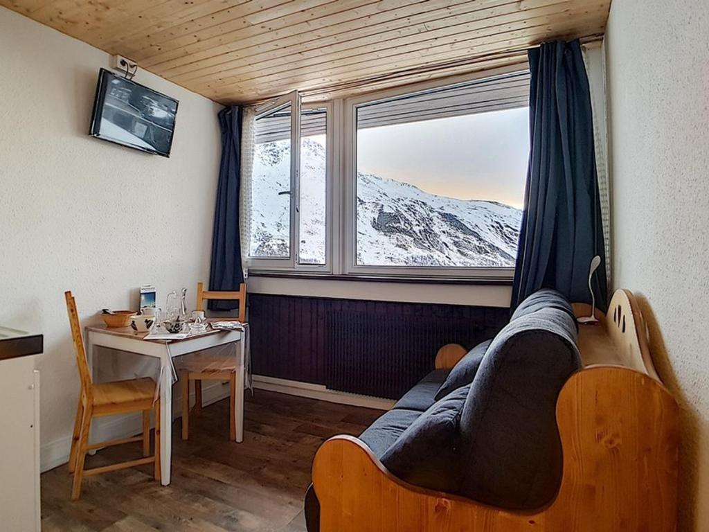 un salon avec un canapé, une table et une fenêtre dans l'établissement Studio 13m² pour 2 pers. - Pied des pistes et Centre station - 2 Flocons Argent - FR-1-344-876, aux Menuires