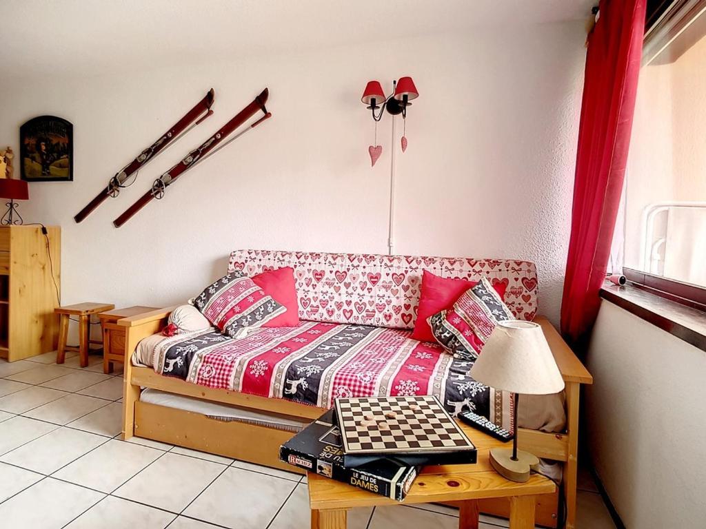 ein Wohnzimmer mit einem Sofa und einem Tisch in der Unterkunft Studio Les Menuires, 1 pièce, 4 personnes - FR-1-344-903 in Les Menuires