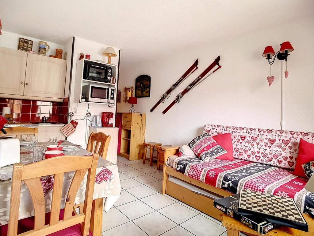 ein Wohnzimmer mit einem Sofa und einer Küche in der Unterkunft Studio Les Menuires, 1 pièce, 4 personnes - FR-1-344-903 in Les Menuires