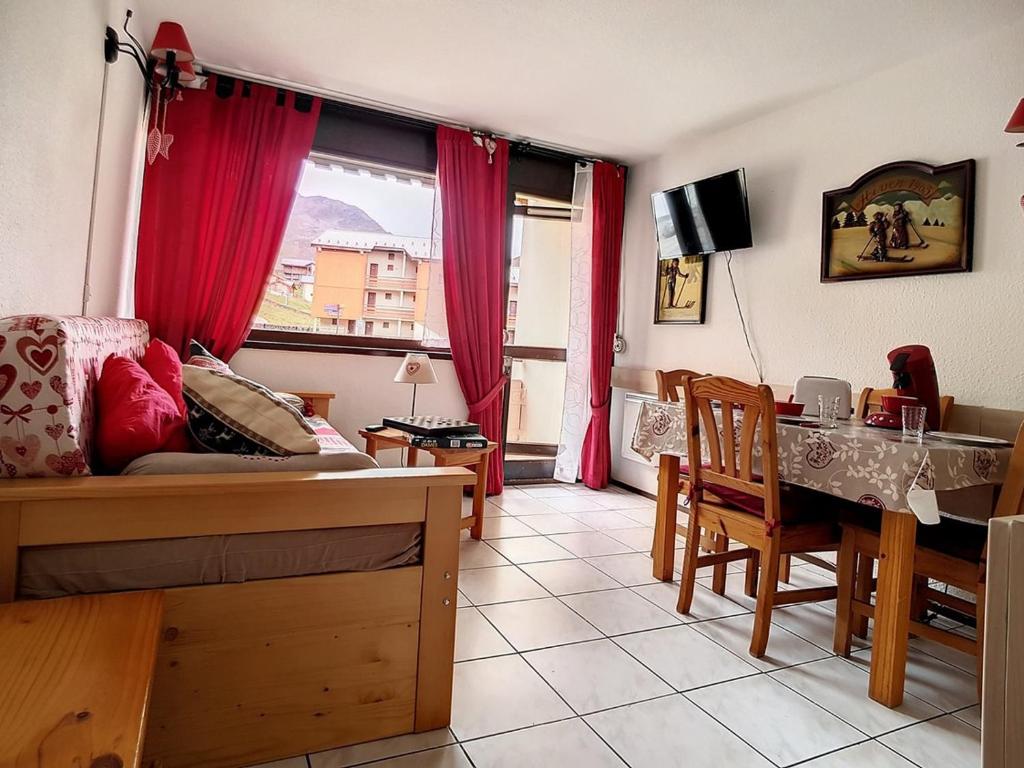 ein Wohnzimmer mit einem Sofa und einem Tisch in der Unterkunft Studio Les Menuires, 1 pièce, 4 personnes - FR-1-344-903 in Les Menuires