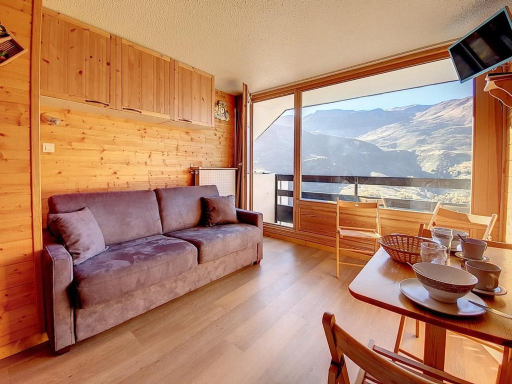 un salon avec un canapé et une table dans l'établissement Studio rénové · Ski aux pieds · Balcon - FR-1-344-890, aux Menuires