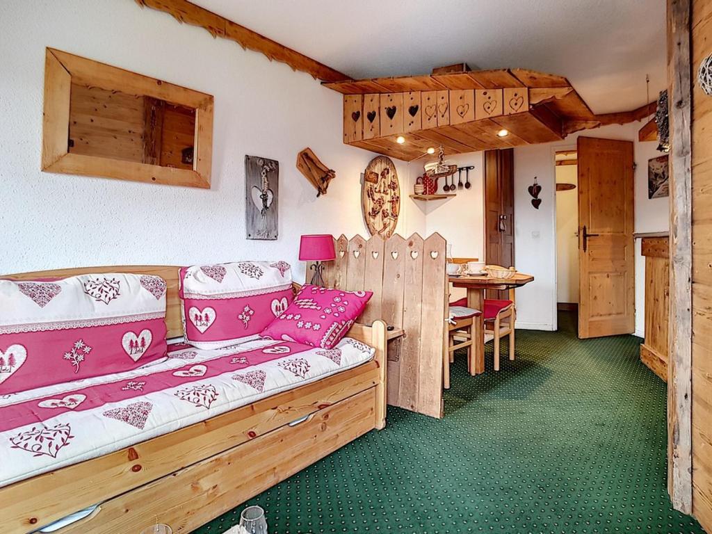 un salon avec un canapé et une table dans l'établissement Appartement 2P lumineux, proche pistes, balcon, non-fumeur - FR-1-344-923, aux Menuires