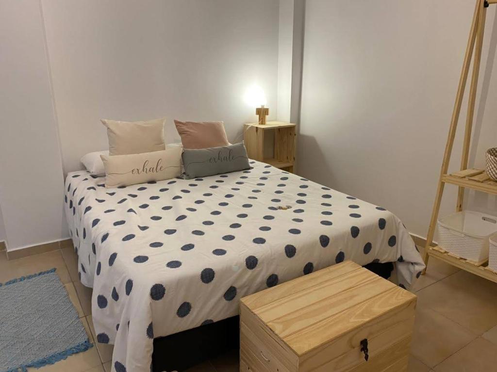 1 dormitorio con 1 cama con una sábana de lunar en Cozy Apartment en Buenos Aires
