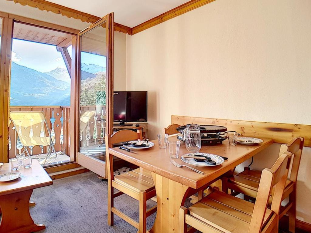 une salle à manger avec une table et des chaises et une fenêtre dans l'établissement Charmant 2 pièces avec balcon exposé Sud, départ ski aux pieds, au cœur des Bruyères - FR-1-344-998, aux Bruyères