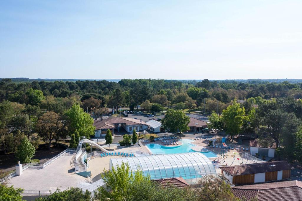 an overhead view of a pool at a resort at Camping Nature L'Airial in Soustons