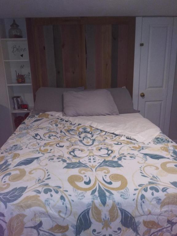 Basement Suite PVT enterance with Hot Tub - Housity