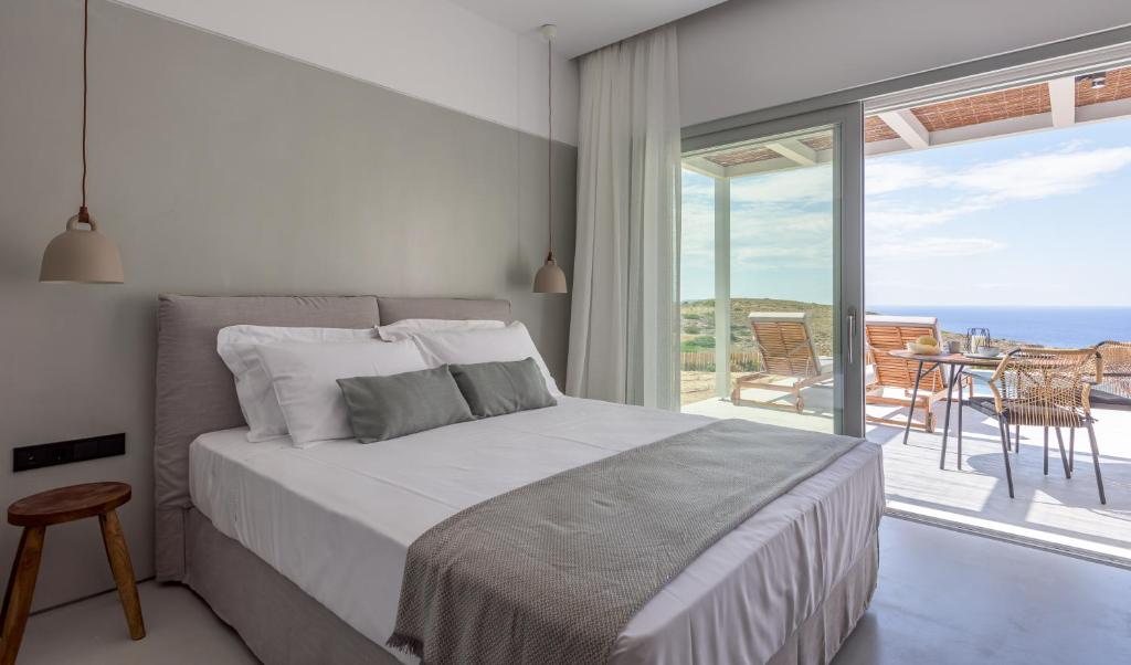 Postel nebo postele na pokoji v ubytování Ariadne Suites