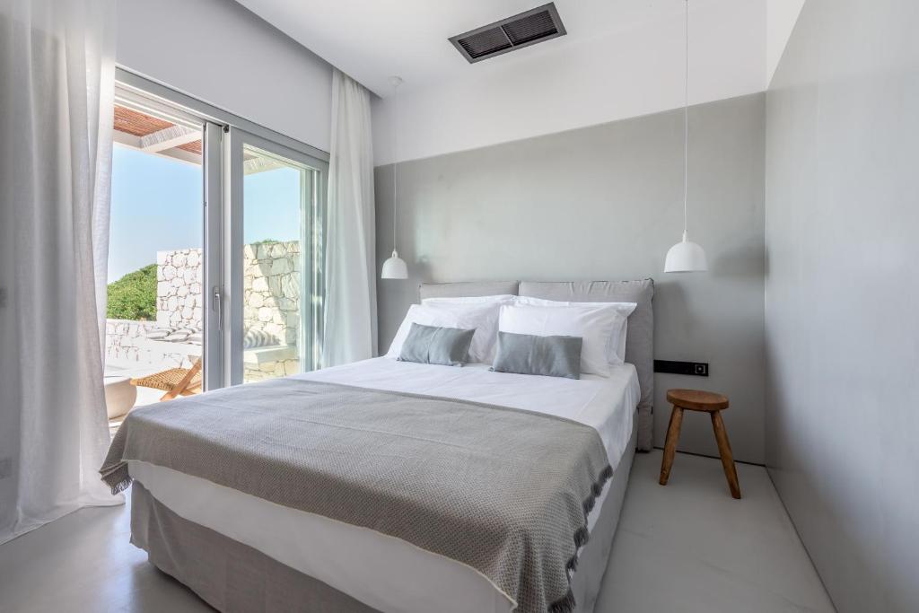 Postel nebo postele na pokoji v ubytování Ariadne Suites