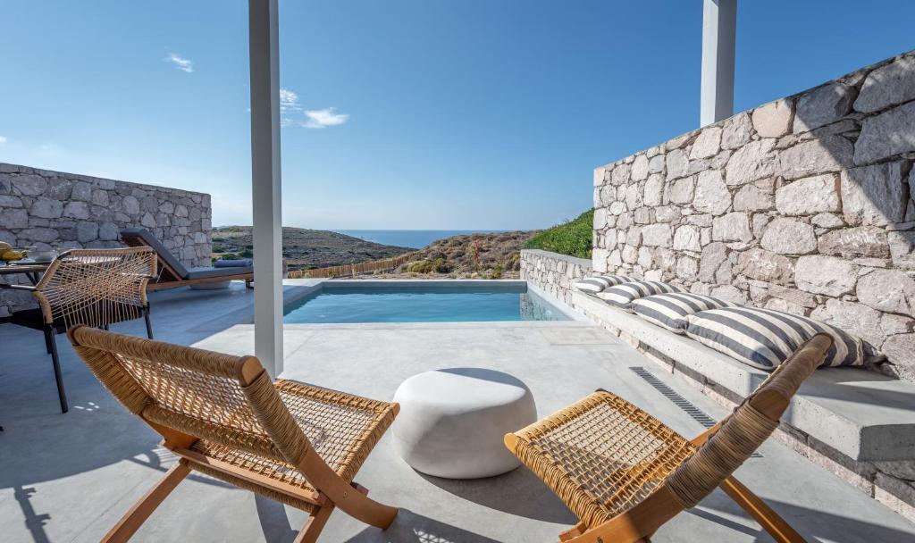 Bazén v ubytování Ariadne Suites nebo v jeho okolí