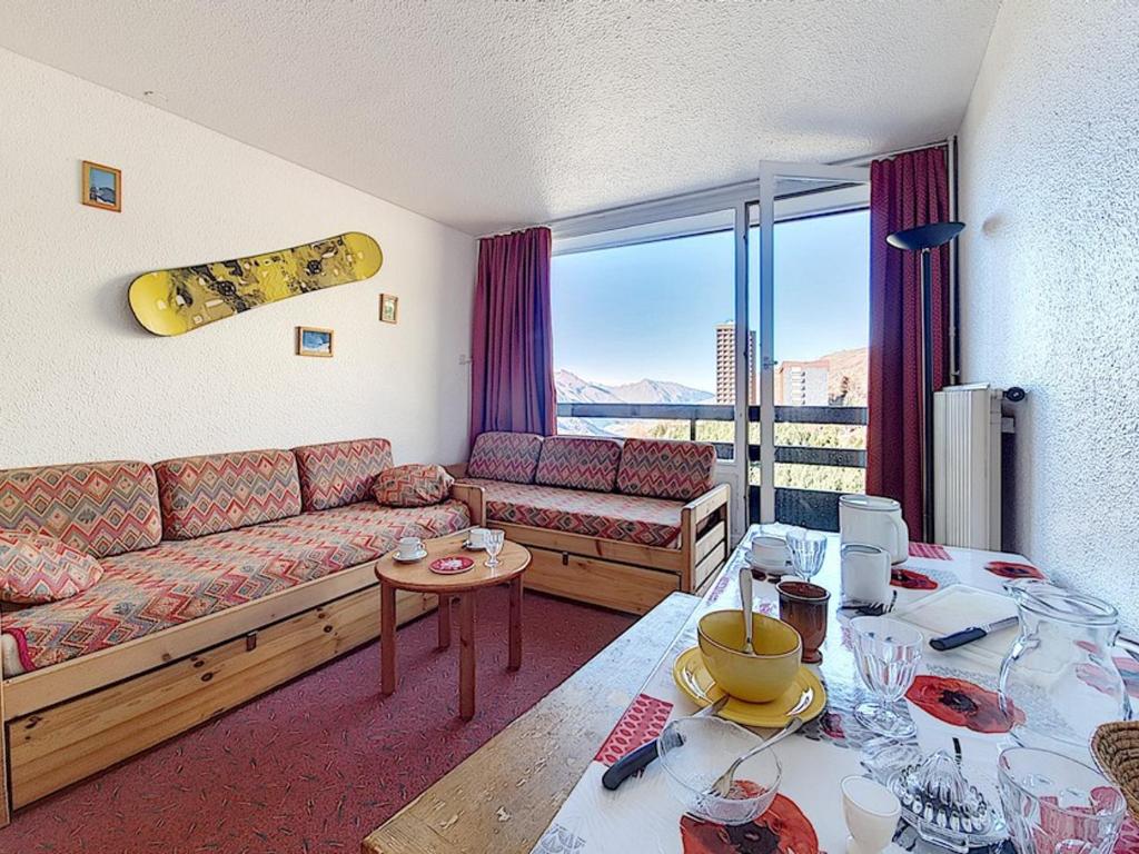 un salon avec un canapé et une table dans l'établissement Appartement cosy, 4 pers, balcons, aux pieds des pistes - FR-1-344-1044, aux Menuires
