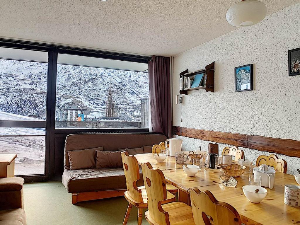ein Wohnzimmer mit einem Tisch und einem Sofa in der Unterkunft Appartement Les Menuires, 3 pièces, 8 personnes - FR-1-344-1037 in Les Menuires