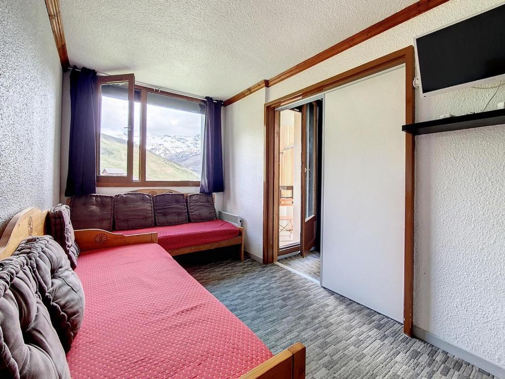 une chambre avec un lit, un canapé et une fenêtre dans l'établissement Appartement Rénové · Balcon Sud-Ouest · Proche Pistes · 2 Pièces · 4 Couchages - FR-1-344-1042, aux Menuires