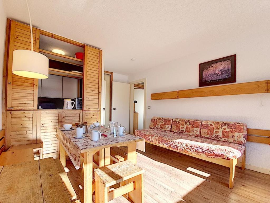 een woonkamer met een bank en een tafel bij Appartement Les Menuires, 2 pièces, 5 personnes - FR-1-344-1059 in Les Menuires
