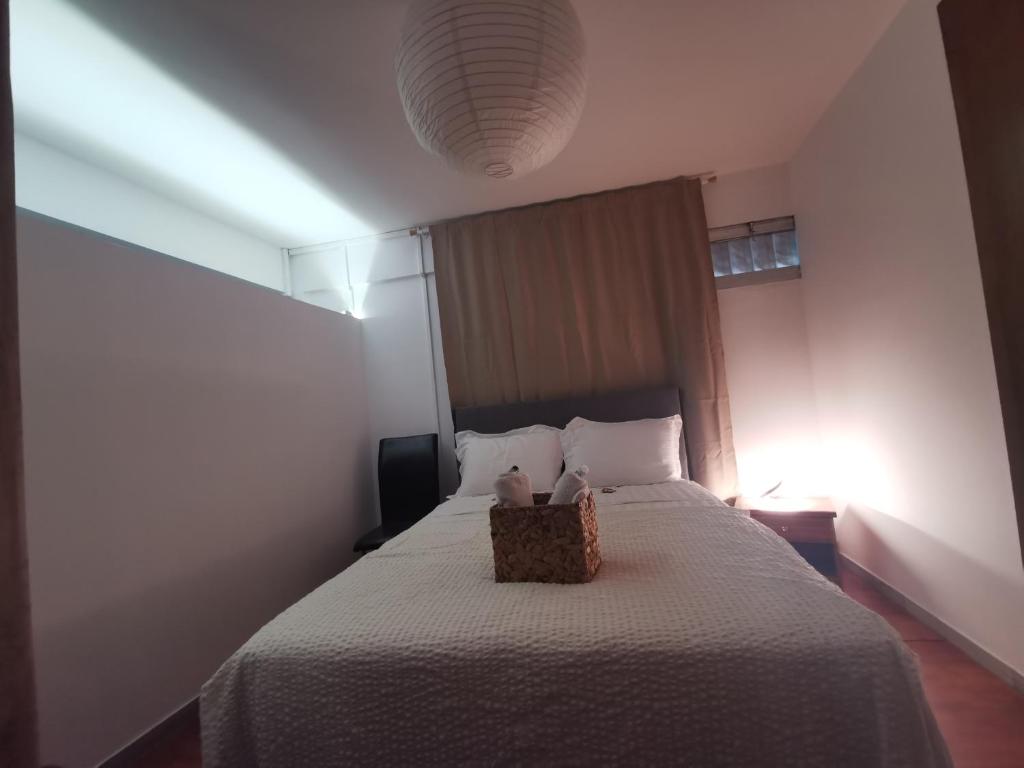 Un dormitorio con una cama con una cesta. en Adorable Cozy Apartment en Aglantzia