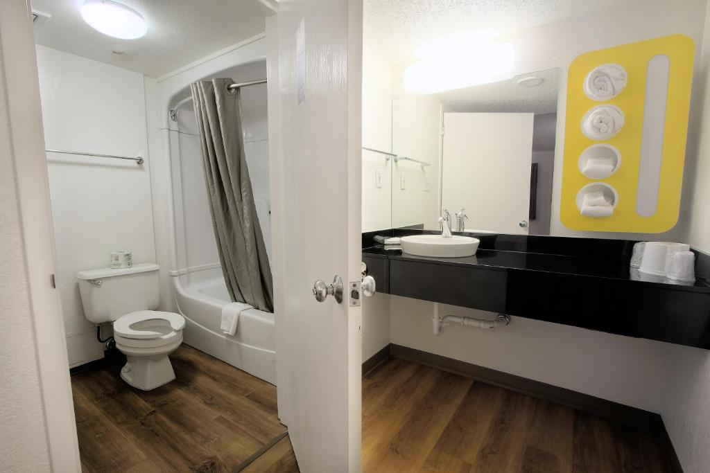 Motel 6-Piscataway, NJ - Habitación Deluxe Con Cama Extragrande
