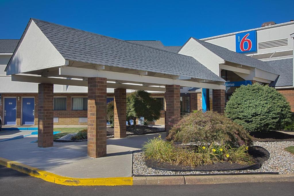 une vue de face d'un hôpital avec un bâtiment dans l'établissement Motel 6-Piscataway, NJ, à Piscataway