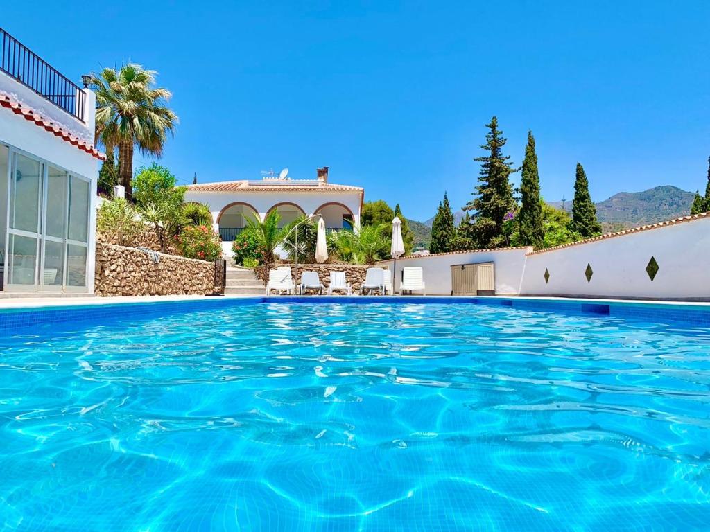 una piscina frente a una casa en Villa Rafaela, en Frigiliana