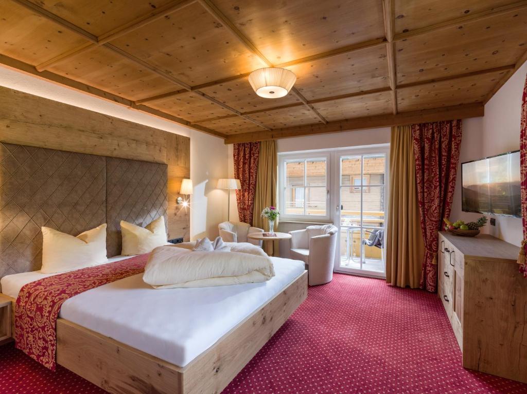 Postel nebo postele na pokoji v ubytování Alpenherz Hotel Garni