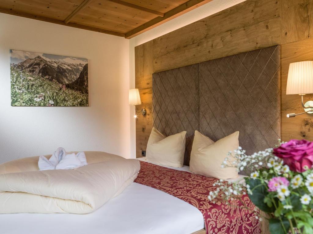 Postel nebo postele na pokoji v ubytování Alpenherz Hotel Garni