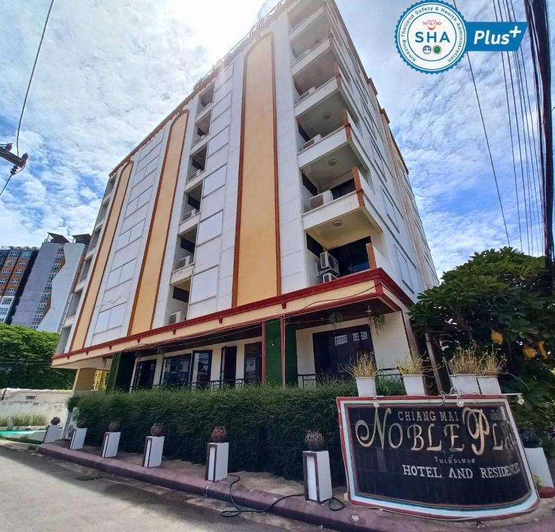 un edificio con un cartello davanti di Noble Place Chiangmai a Chiang Mai