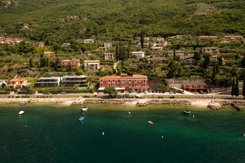 una vista aérea de una playa con barcos en el agua en Hotel Menapace, en Torri del Benaco