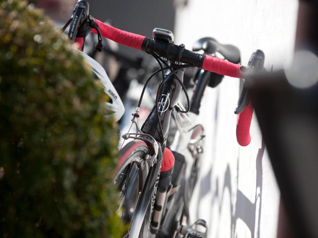 un gruppo di biciclette parcheggiate accanto a un muro di Hotel Brauerei Frohsinn ad Arbon