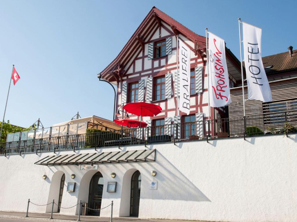 um edifício com um guarda-chuva em cima em Hotel Brauerei Frohsinn em Arbon