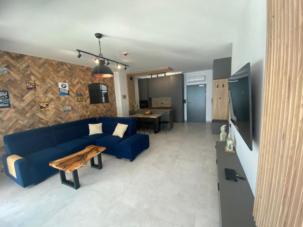 Televízia a/alebo spoločenská miestnosť v ubytovaní LOFT STRANDA