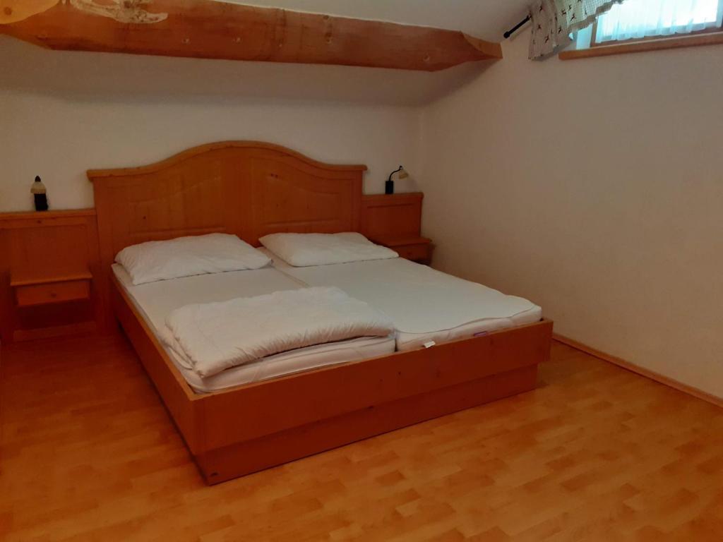 a bedroom with a wooden bed in a room at Schönberghütte in Lachtal