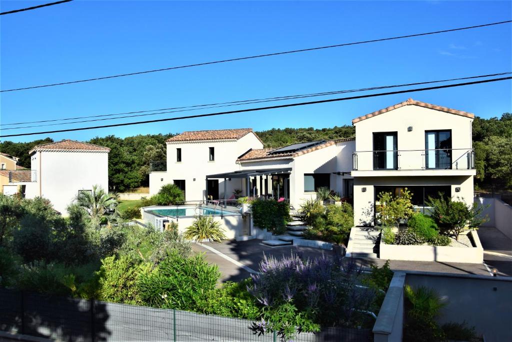 Villa mit Blick auf ein Haus in der Unterkunft Gite de Garance in Montségur-sur-Lauzon