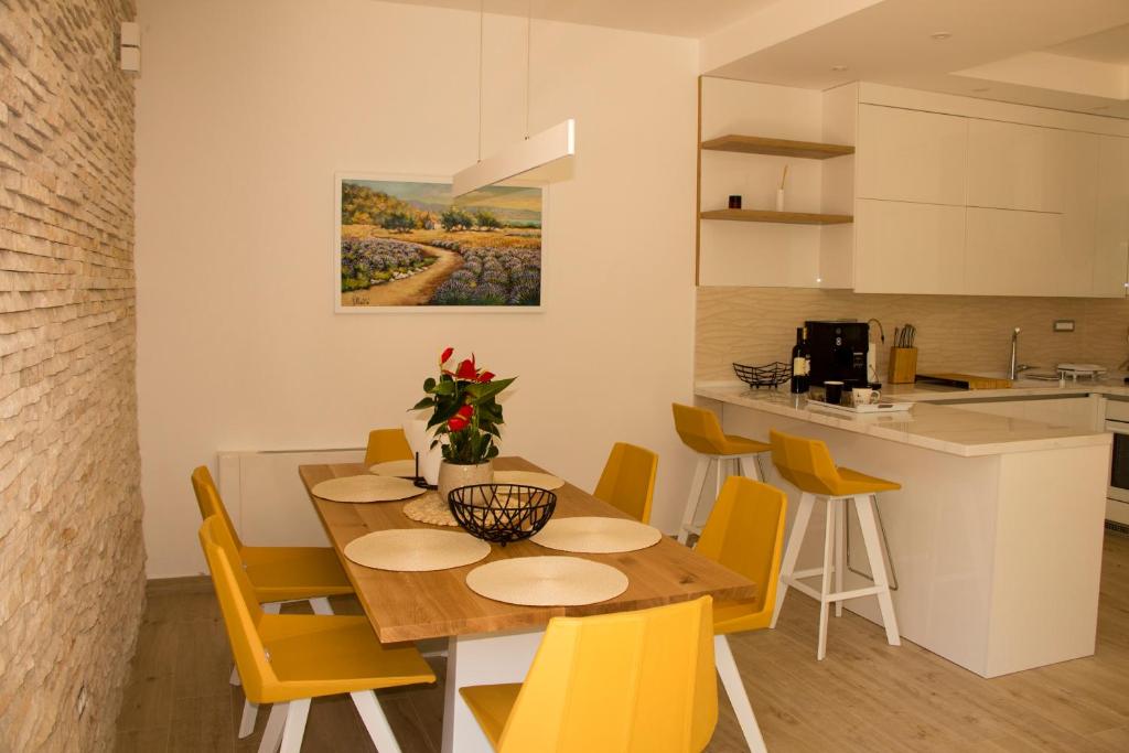 Kuchyň nebo kuchyňský kout v ubytování Villa Rosemary Park