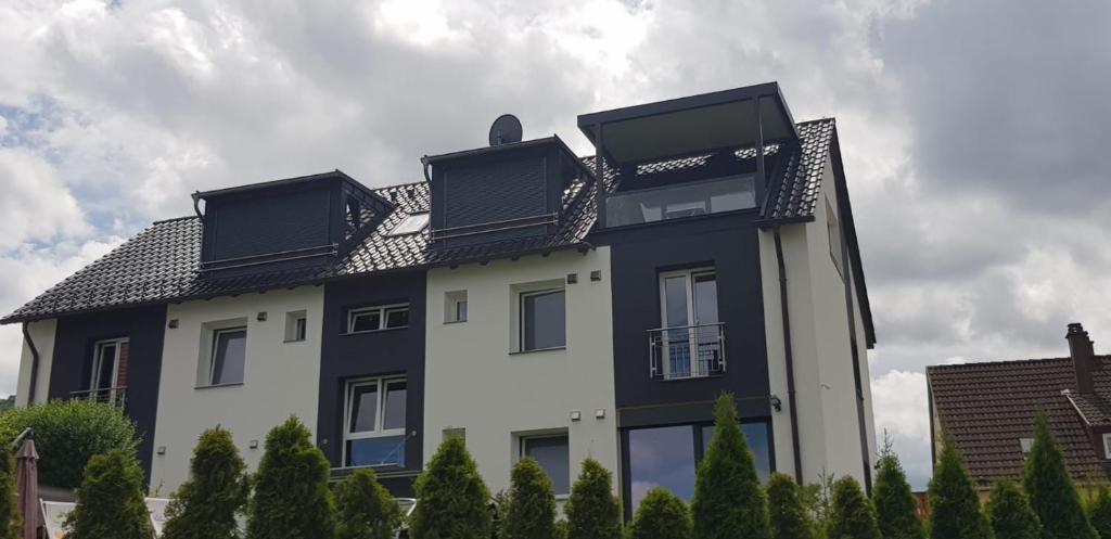 une maison avec quatre toits au-dessus dans l'établissement Apartments Metzingen Panoramablick, à Metzingen