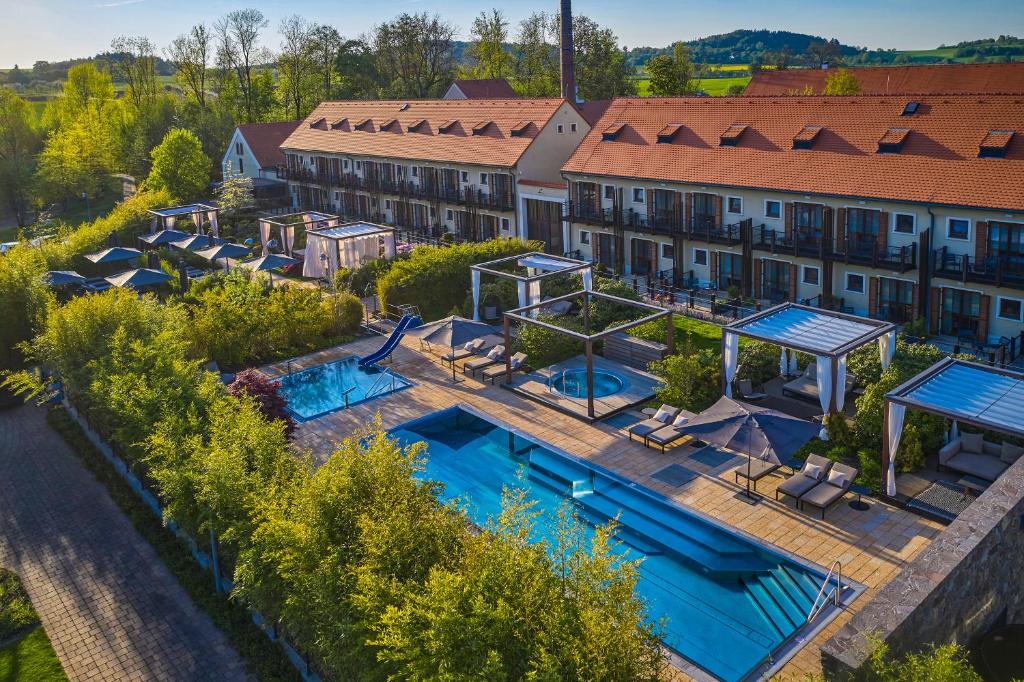 een luchtzicht op een hotel met een zwembad bij Resort Čapí Hnízdo in Olbramovice Ves