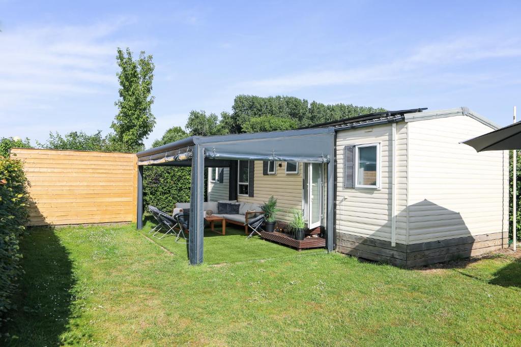 Κήπος έξω από το Chalet met overkapping op camping aan het Veerse Meer