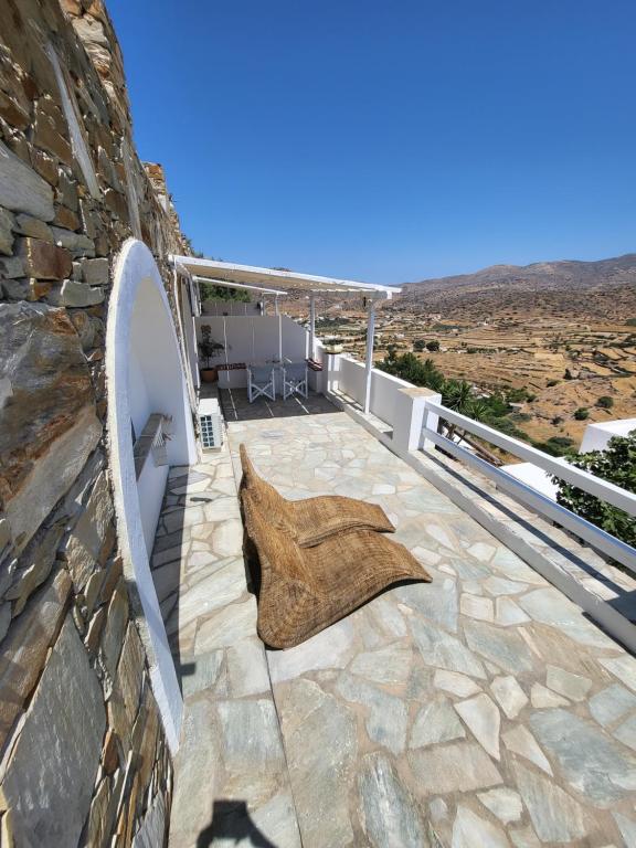 un'ampia opera d'arte su un patio in pietra di Ergina Studios a Ios Chora
