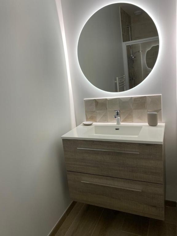 łazienka z umywalką i lustrem w obiekcie DOMUS AUREA Maison Dorée w mieście Jard-sur-Mer