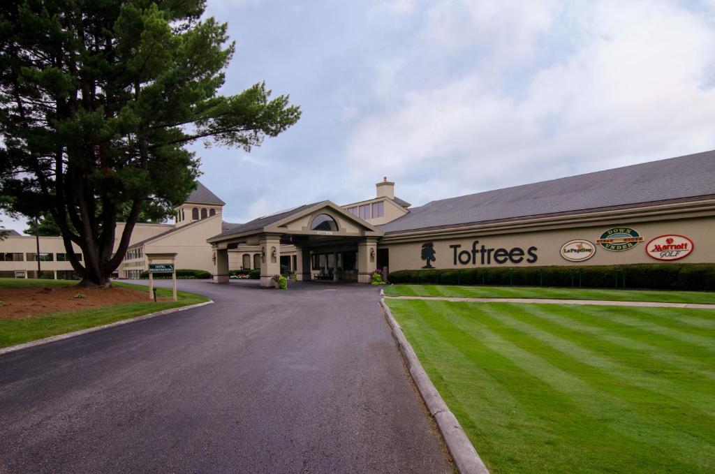 Toftrees Golf Resort في ستيت كولج: مبنى عليه لافته مكتوب دورات المياه