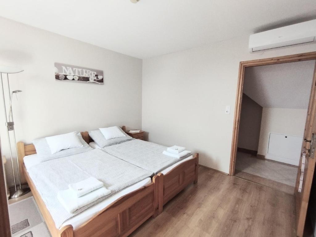 Tempat tidur dalam kamar di Eckhardt Vendégház