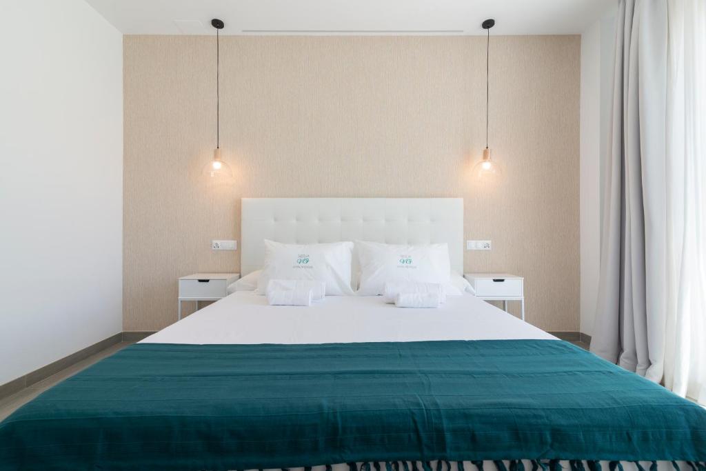 Postel nebo postele na pokoji v ubytování Nerja VG Hostal Boutique