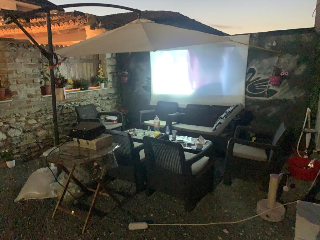 a living room with a couch and an umbrella at Casa samo in Vama Veche