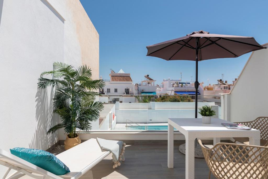 Bazén v ubytování Nerja VG Hostal Boutique nebo v jeho okolí