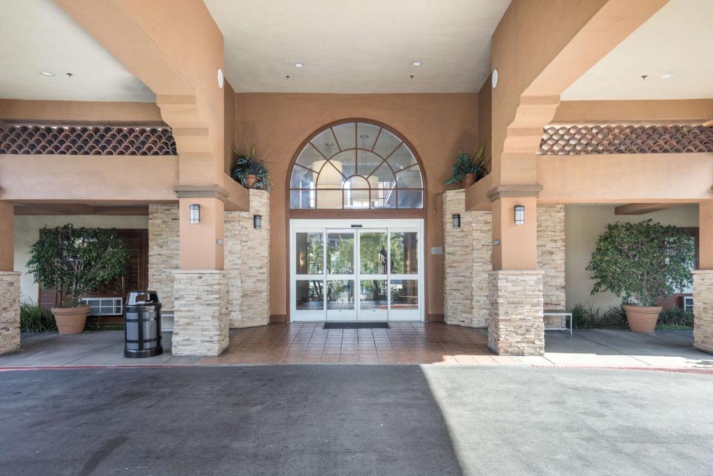 einen großen Eingang zu einem Gebäude mit einer Glastür in der Unterkunft MainStay Suites John Wayne Airport, a Choice Hotel in Santa Ana