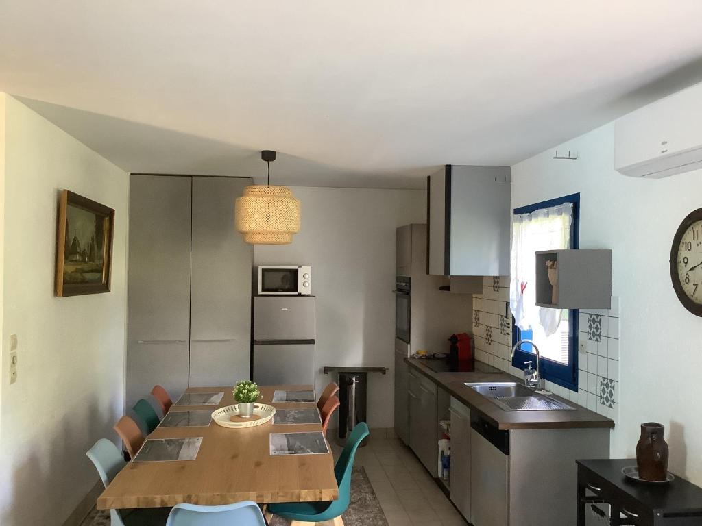 Kuchyňa alebo kuchynka v ubytovaní Gîte Milin à Sizun Hébergement Confortable pour 7 pers