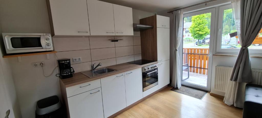 Kuchyň nebo kuchyňský kout v ubytování Apartmaji Gaby