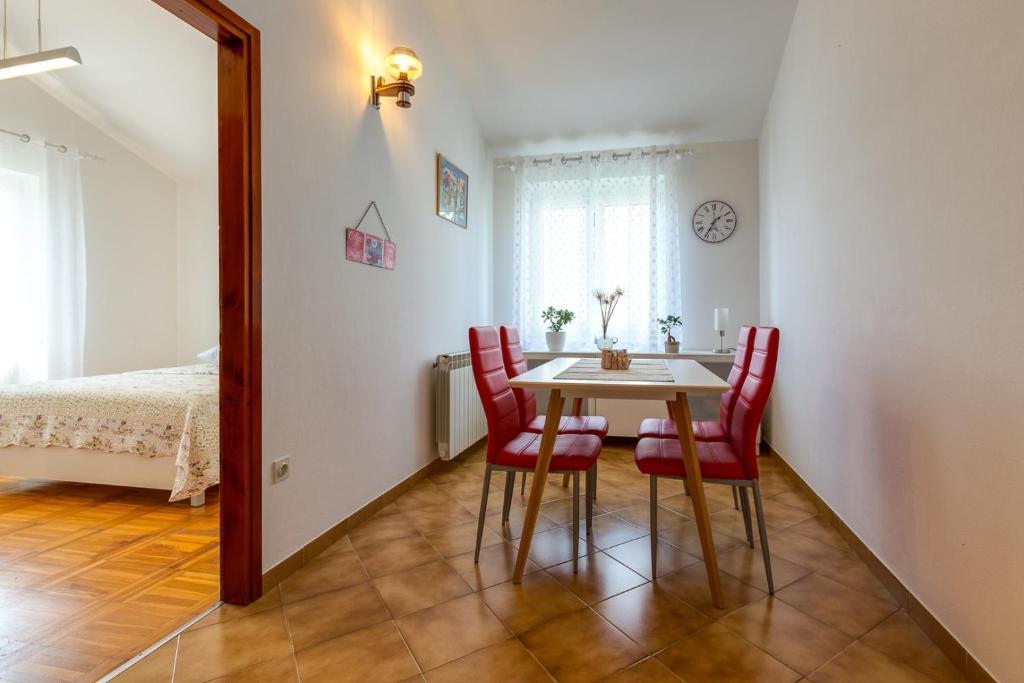 Postel nebo postele na pokoji v ubytování Apartments Matea, Mali Lošinj